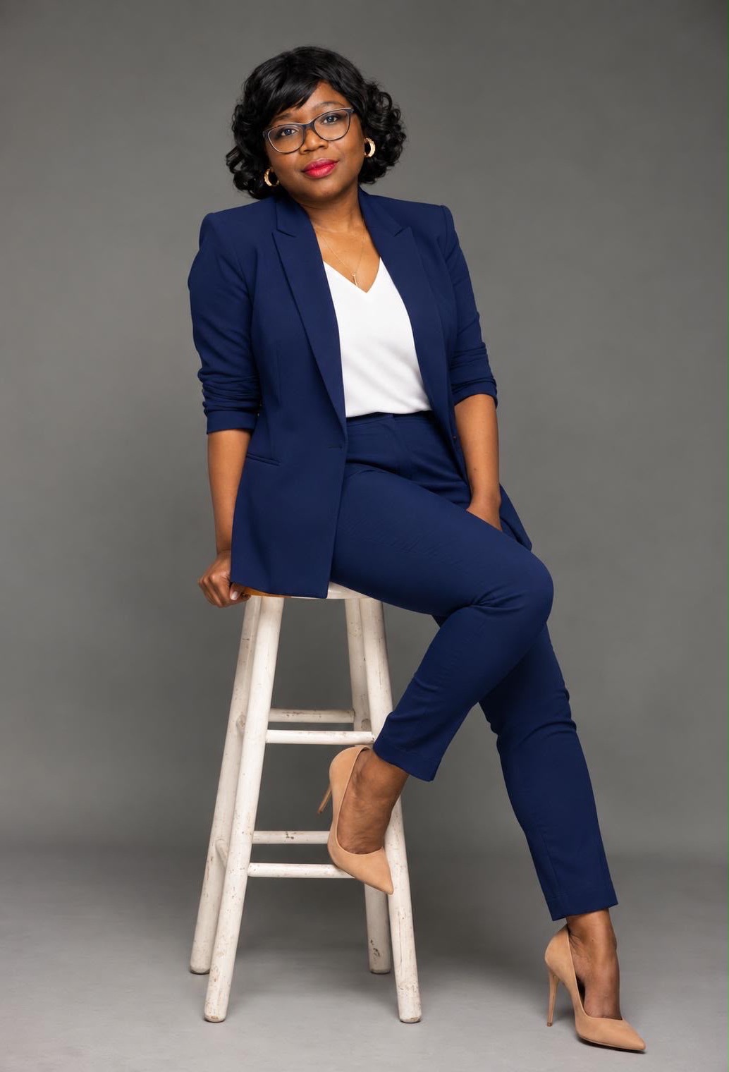 Misslath, coach business et mindset, en tailleur bleu nuit