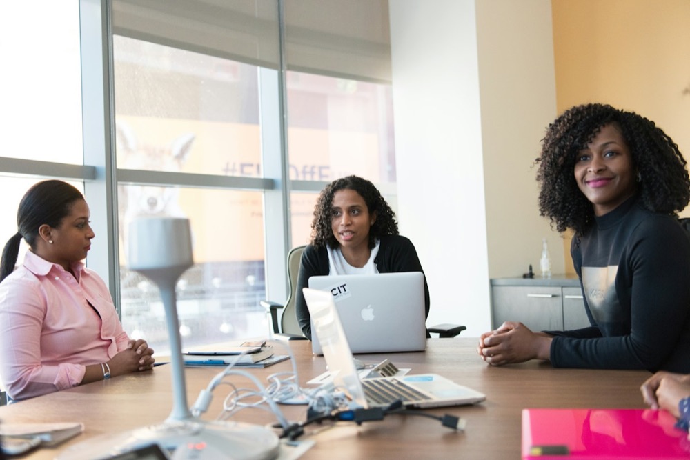 Séance de travail entre entrepreneures autour d'une table